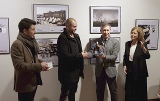 Antonio Golpe fai entrega do premio da Foto do Ano de Galicia en Foco a Ángel Manso de la Voz de Galicia