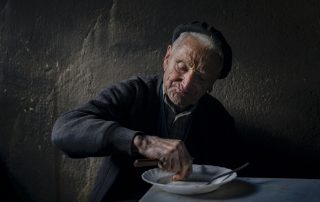 Cuarta foto da serie de Brais Lorenzo “O Grande Esmorecemento”. Premio de Fotoxornalismo “Serie do Ano de Galicia en Foco 2024”.