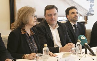 O presidente da Deputación da Coruña, Valentín González Formoso e Xulia Díaz do Club de Prensa de Ferrol