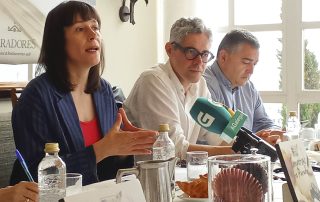 Ana Pontón, voceira do BNG, e Iván Rivas, voceiro do BNG de Ferrol, durante o almorzo informativo de hoxe, no marco das “Conversas no Parador” do Club de Prensa de Ferrol.