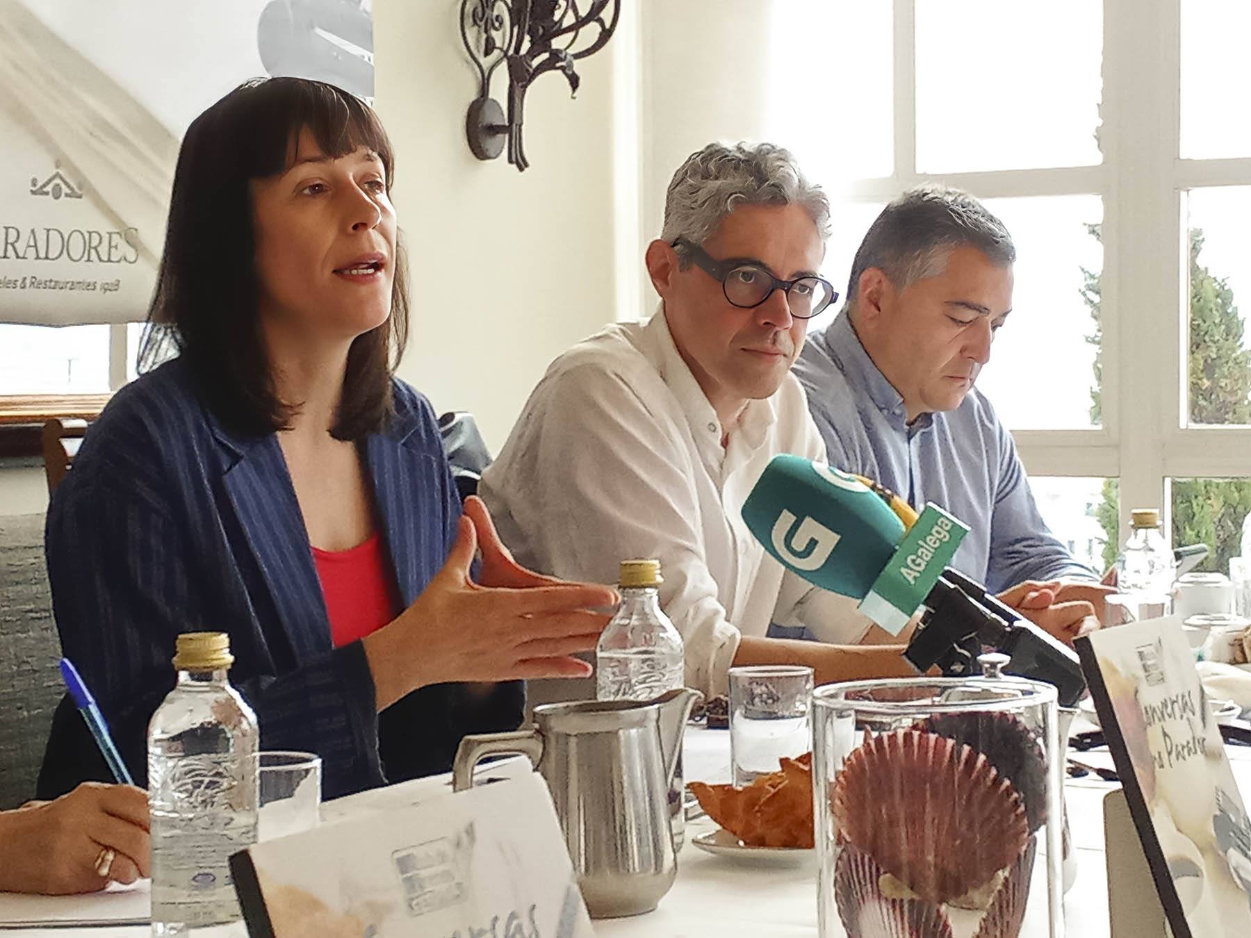 Ana Pontón, voceira do BNG, e Iván Rivas, voceiro do BNG de Ferrol, durante o almorzo informativo de hoxe, no marco das “Conversas no Parador” do Club de Prensa de Ferrol.