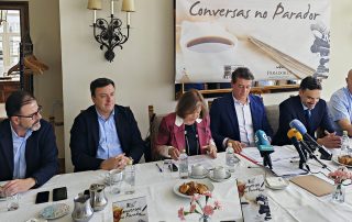 Ángel Mato Escalona, Secretario Xeral dos Socialistas de Ferrol; Valentín González Formoso, Presidente da Deputación da Coruña; Xulia Díaz, Club de Prensa de Ferrol; José Ramón Gómez Besteiro, Secretario Xeral dos Socialistas de Galicia, PSdeG-PSOE; José Antonio Cedena, director do Parador de Ferrol e Alberto González, alcalde de Valdoviño