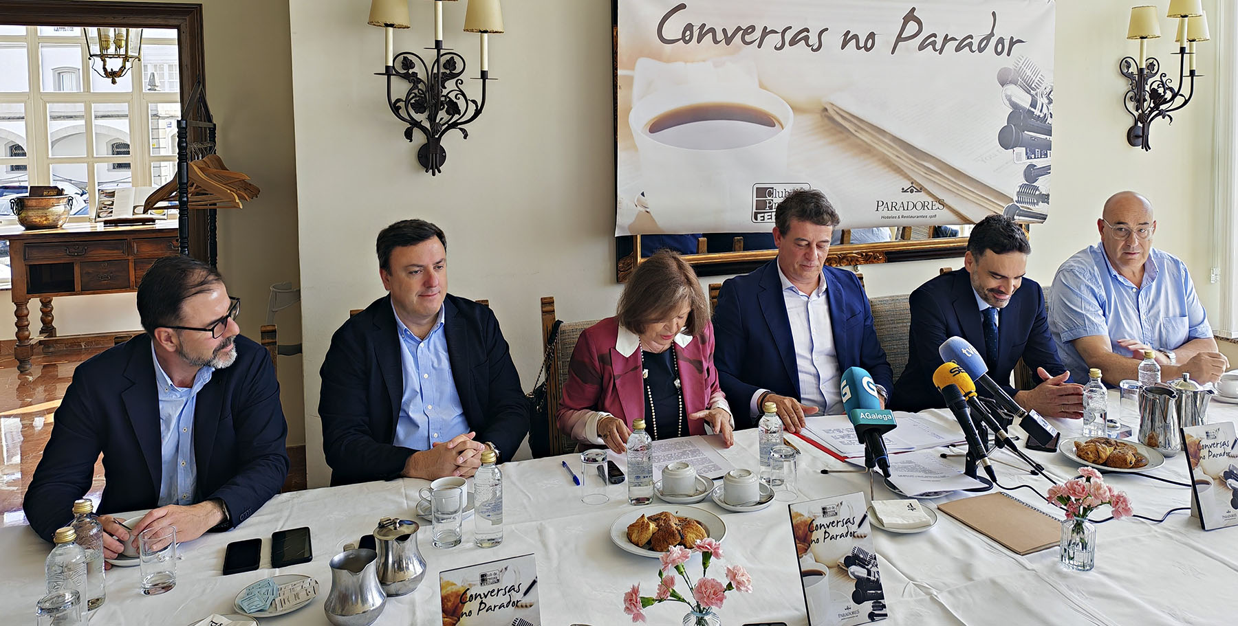 Ángel Mato Escalona, Secretario Xeral dos Socialistas de Ferrol; Valentín González Formoso, Presidente da Deputación da Coruña; Xulia Díaz, Club de Prensa de Ferrol; José Ramón Gómez Besteiro, Secretario Xeral dos Socialistas de Galicia, PSdeG-PSOE; José Antonio Cedena, director do Parador de Ferrol e Alberto González, alcalde de Valdoviño