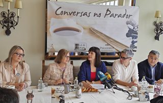 Ana Pontón e Iván Rivas con Xulia Díaz, do Club de Prensa de Ferrol