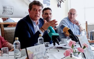 José Ramón Gómez Besteiro, secretario xeral do Partido Socialista de Galicia (PSdeG-PSOE) (i); José Antonio Cedena, director do Parador de Ferrol (c); e Alberto González, alcalde de Valdoviño (d), durante o almorzo informativo de hoxe, dentro do ciclo de “Conversas do Parador” que organiza ao largo do ano o Club de Prensa de Ferrol.
