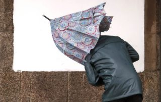 Sandra Alonso, “Lluvia” , publicada no xornal La Voz de Galicia de Santiago o o 27 de xaneiro de 2025, obtivo o Premio de Fotoxornalismo “Foto do Ano de Galicia en Foco ”