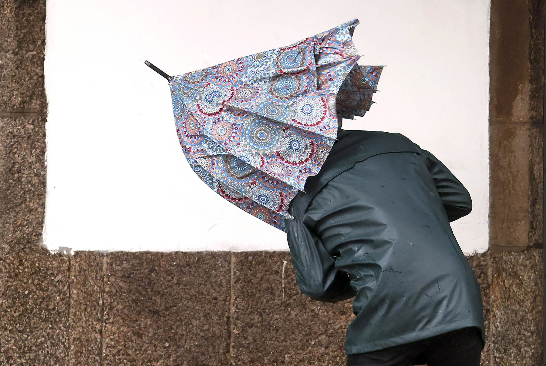 Sandra Alonso, “Lluvia” , publicada no xornal La Voz de Galicia de Santiago o o 27 de xaneiro de 2025, obtivo o Premio de Fotoxornalismo “Foto do Ano de Galicia en Foco ”