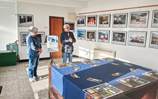 Xoán Rubia, do Club de Prensa na exposición de Galicia en Foco, en Mugardos.